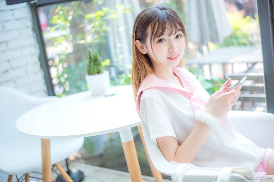 “如果是，你想怎样？为他报仇吗？”吕布微微眯起了眼睛，神色渐渐冷了下来，在小乔略微凸起的肚子上扫了一眼，挥手止住想要说什么的大乔，冷然道。